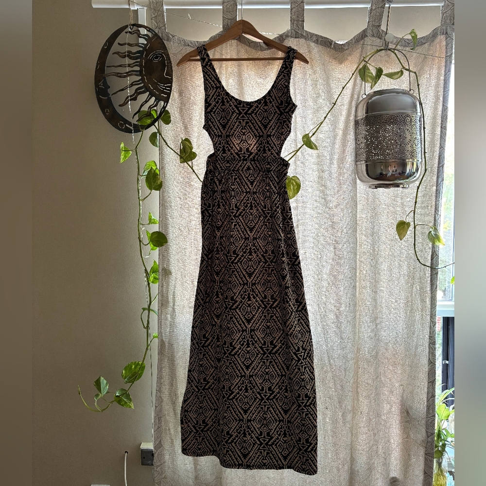 Gorgeous Aztec Patterned Dress With Back Cutouts